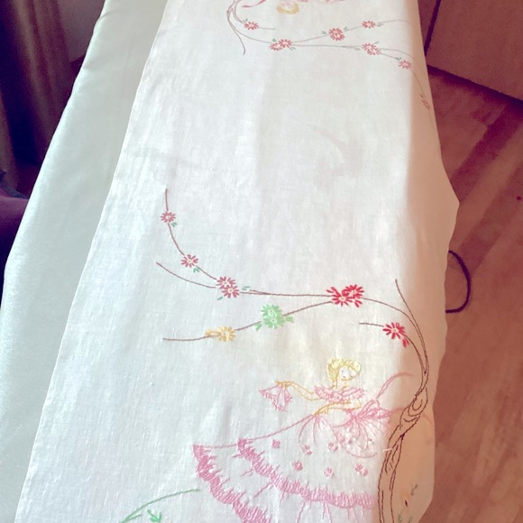 Sweet vintage table runner, approx 38” x 14.5” - Picture 4 of 9